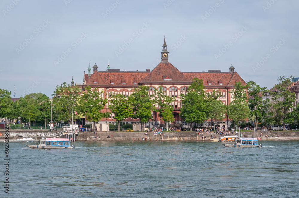 Naklejka premium Bâle en Suisse et ses quais sur le Rhin