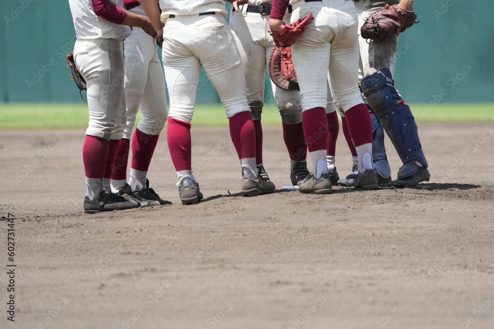 Naklejka premium 野球の試合中にピンチをむかえマウンドに集まり話し合う内野手たち