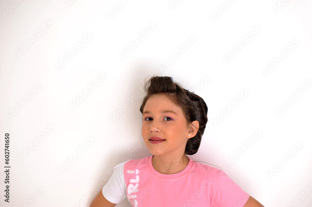 criança com bobs nos cabelos criança com bobs nos cabelos