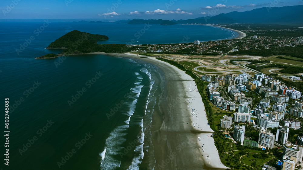 Visão aérea da praia de Rivieira de São Lourenço em Bertioga captada do alto por um drone em 2023. 