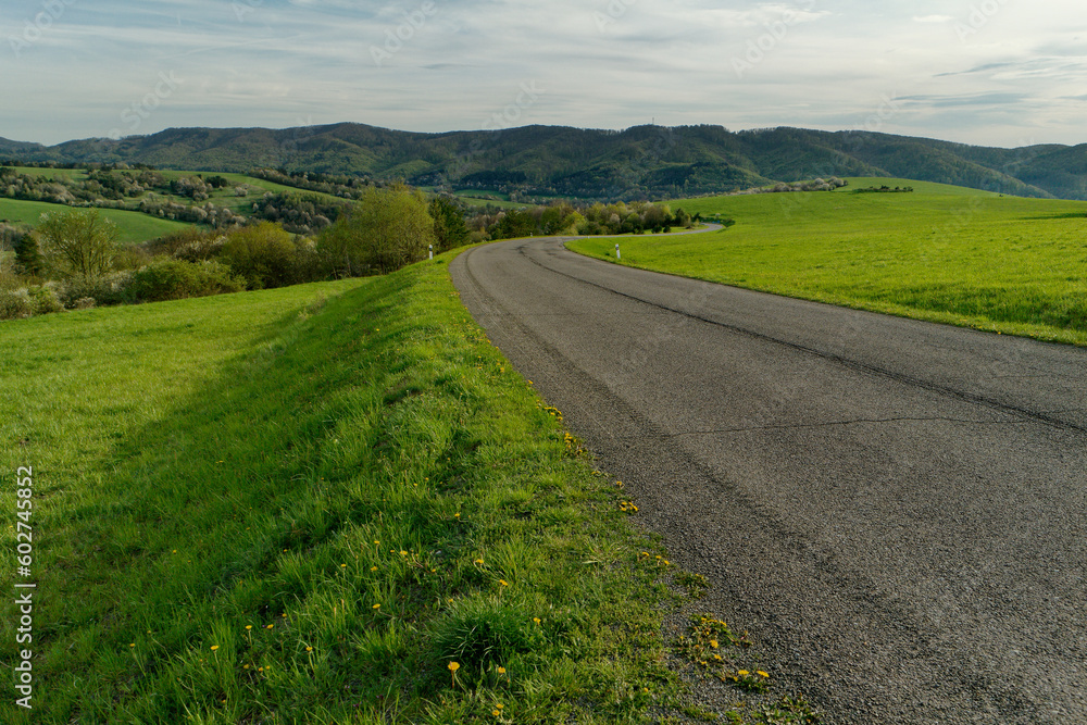 Krajobraz niskich gór zielonych przy mieście Medzilaborce. Trasa z Polski do Słowacji.
