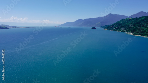 Baia de Ilhabela SP vista do alto captada por um drone em 2023. 