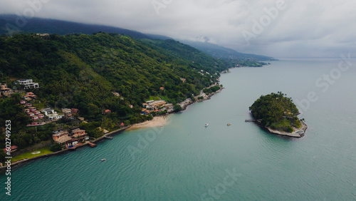 Costa de Ilhabela vista do alto por um drone em 2023. 