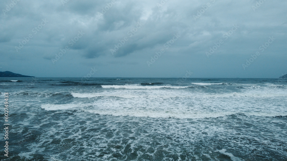 Visão das ondas da praia de Guaecá captada da orla da praia em São Sebastião