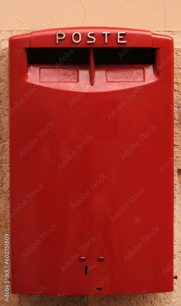 La cassetta postale rossa, italia La cassetta postale rossa, italia