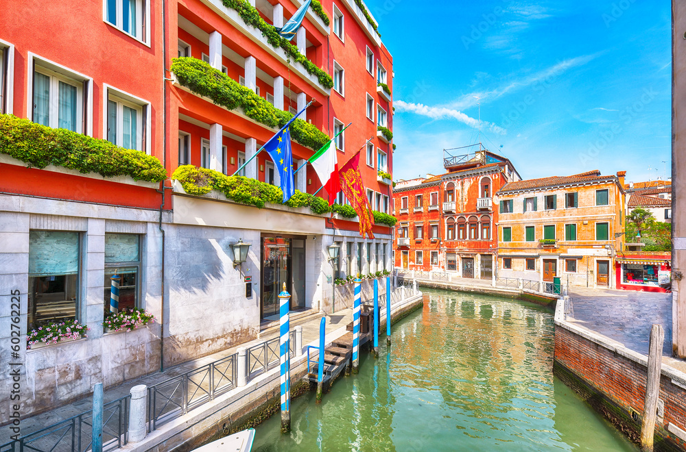 Obraz premium Fabulous cityscape of Venice with narrow canals, boats and gondolas and bridges with traditional buildings
