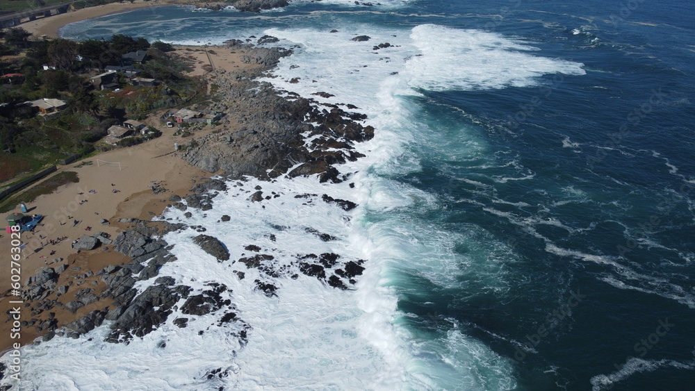 Visão aérea da praia de Isla Negra no Chile captada do alto por um drone em 2022. Visão aérea da praia de Isla Negra no Chile captada do alto por um drone em 2022.
