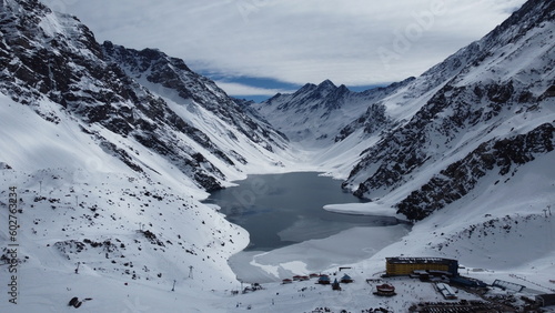 Vis  o do alto do lago congelado de Portillo no Chile 