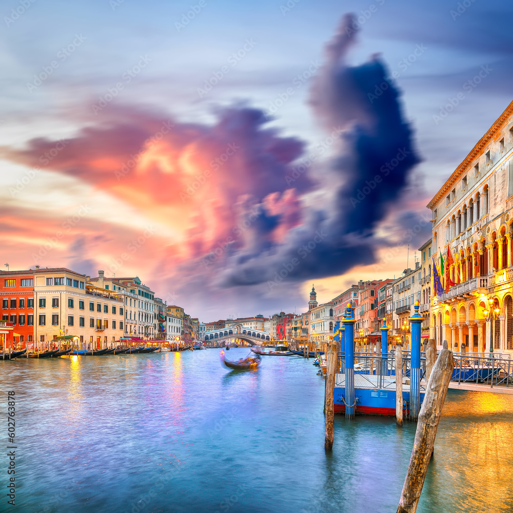Obraz premium Amazing sunset and evening cityscape of Venice with famous Canal Grande and Rialto Bridge
