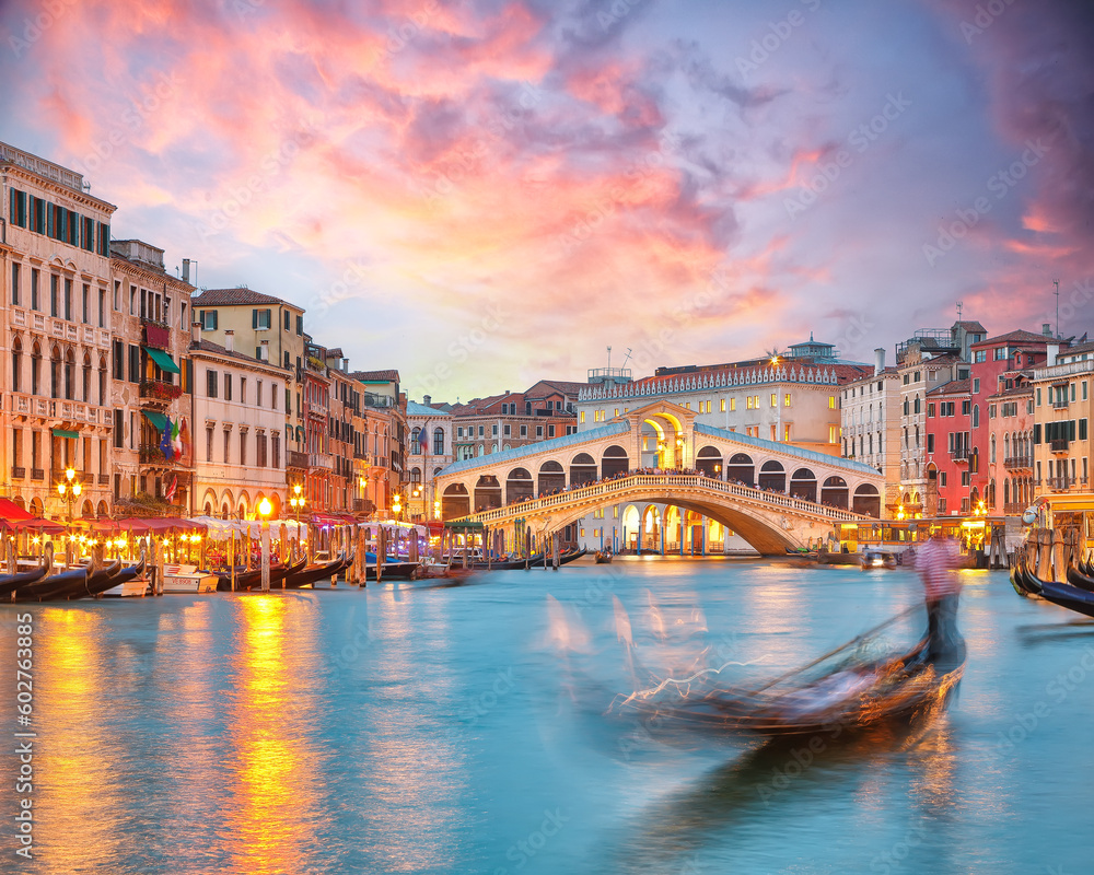 Obraz premium Stunning sunset and evening cityscape of Venice with famous Canal Grande and Rialto Bridge