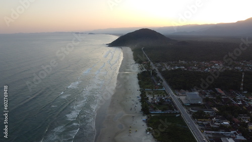 Vis  o a  rea da praia brasileira de borac  ia  bertioga  sp  brasil.