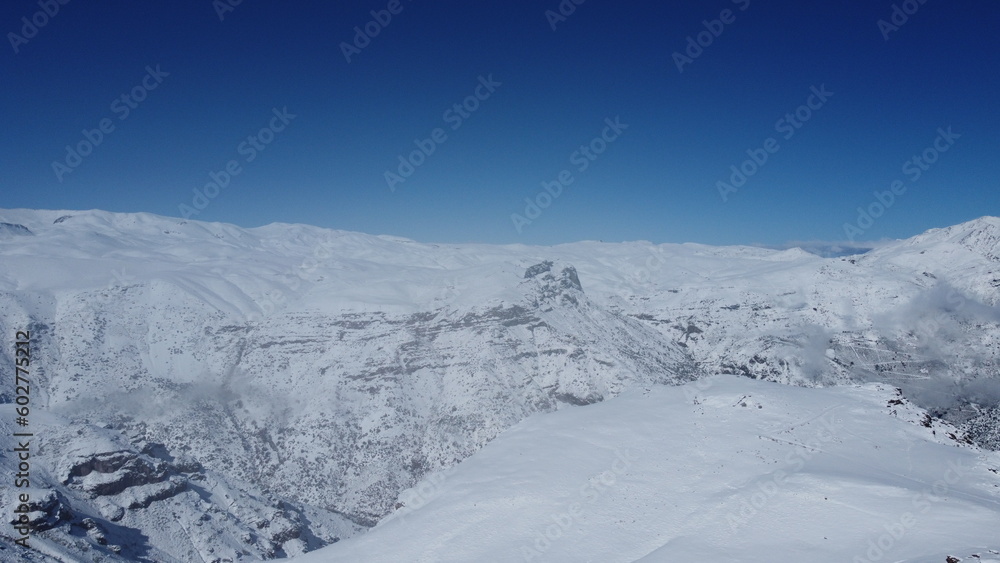 Visão aérea da estação de esqui de Farellones no Chile captada do alto por um drone em 2022. 