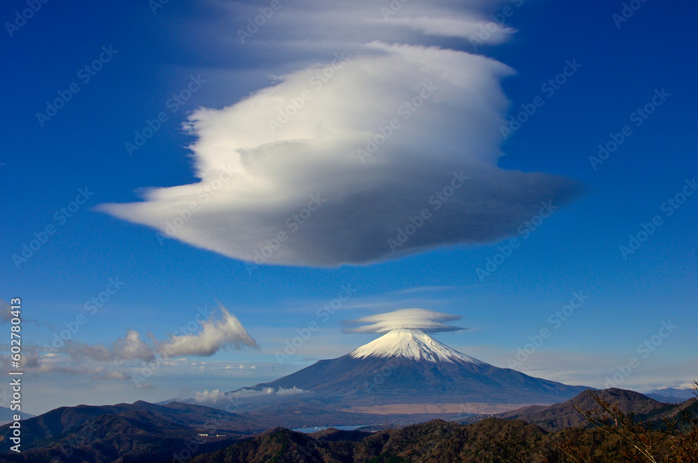 Obraz premium 丹沢山地の菰釣山山頂より望む吊るし雲あらわる富士山 