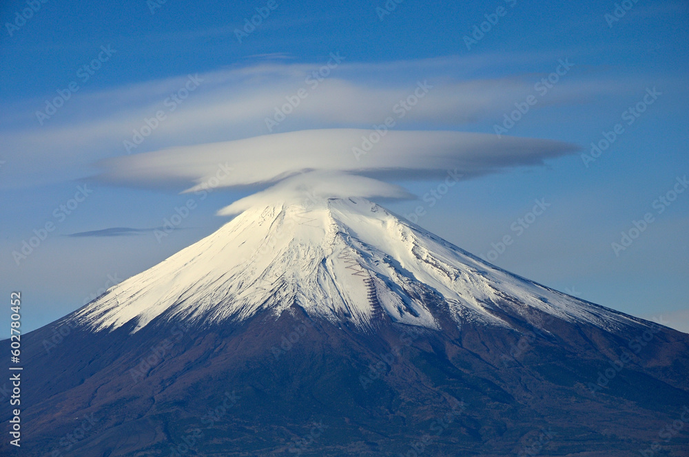 丹沢山地の菰釣山山頂より望む笠雲かぶる富士山
