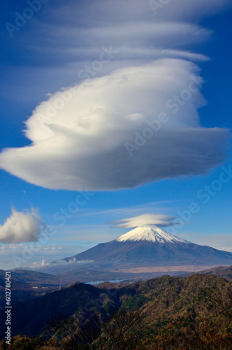 丹沢山地の菰釣山山頂より望む吊るし雲あらわる富士山 