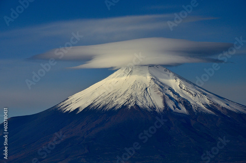 丹沢山地の菰釣山山頂より望む笠雲かぶる富士山 