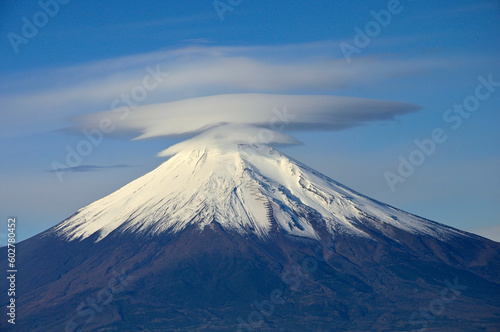 丹沢山地の菰釣山山頂より望む笠雲かぶる富士山  © Green Cap 55