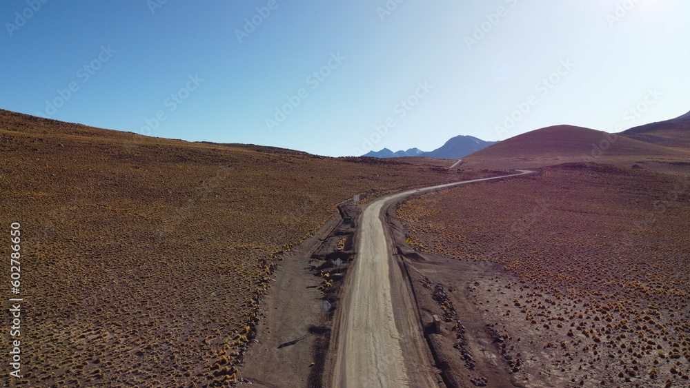 Visão aérea da estrada que atravessa o deserto do atacama no Chile