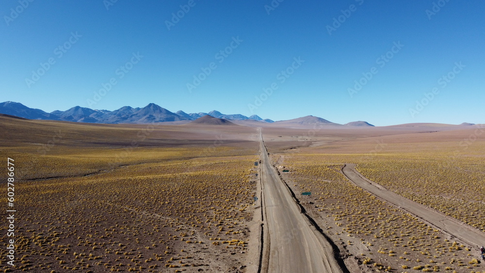 Visão aérea da 'rota do sol' no meio do deserto do Atacama no Chile em 2022 cpatada por um drone. 