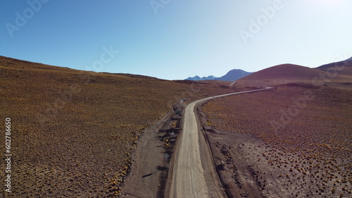Visão aérea da estrada que atravessa o deserto do atacama no Chile