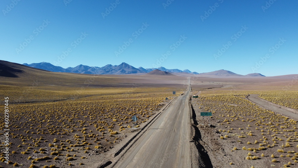 Autovia que atravessa o deserto do Atacama no Chile em um dia de sol. 