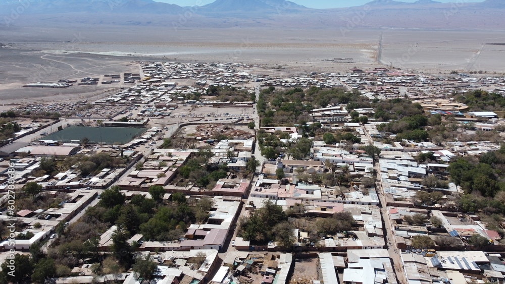 Visão aérea de San Pedro do Atacama com fundo do deserto do Atacama captada do alto por um drone. Visão aérea de San Pedro do Atacama com fundo do deserto do Atacama captada do alto por um drone.