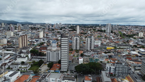 A cidade de  Mogi das Cruzes  em S  o Paulo - Brasil capturada por um drone em um dia de sol de 2023. 
