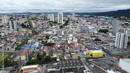 A cidade de "Mogi das Cruzes" em São Paulo - Brasil capturada por um drone em um dia de sol de 2023. 