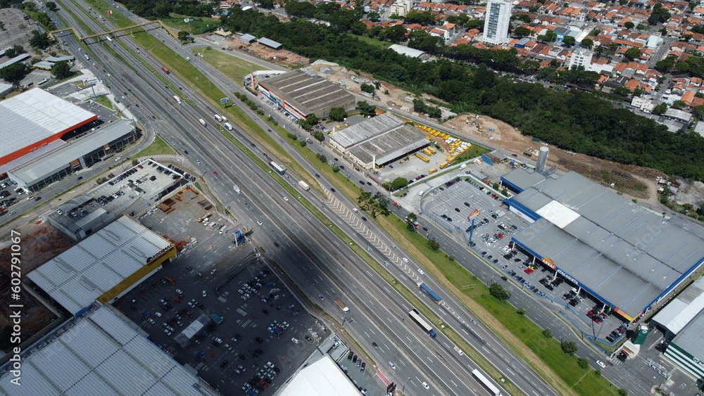 Visão aérea da rodovia Dutra na cidade de São José dos Campos, SP, Brasil