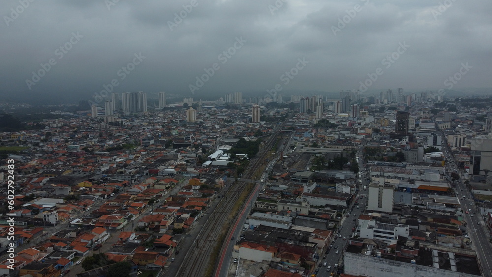 Obraz premium Cidade de Mogi das Cruzes, SP, Brasil em um dia nublado