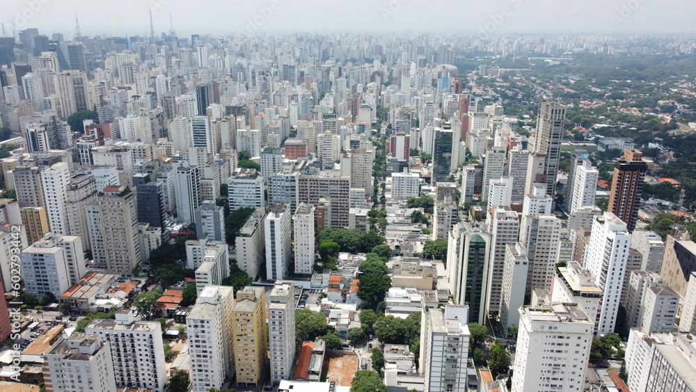 Prédios da cidade de São Paulo captada do alto por um drone em 2023. 