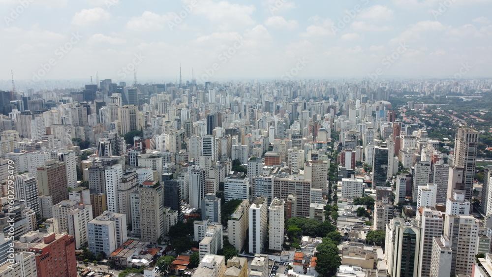 Visão aérea da cidade de São Paulo captada do alto por um drone entre os prédios e construções em 2023. 