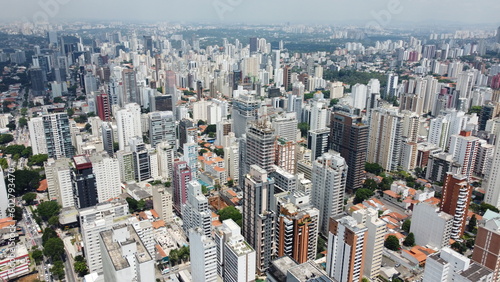 Visão aérea da cidade de São Paulo captada do alto entre os prédios por um drone em 2023. 