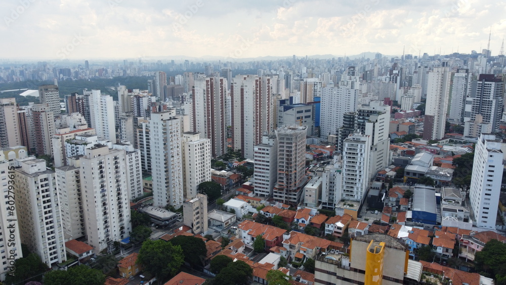 Fototapeta premium Prédios em trecho urbano da capital da cidade de São Paulo captada do alto por um drone em 2023