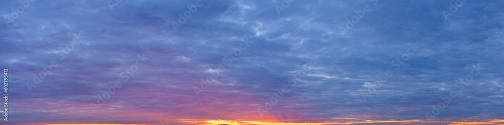 Obraz premium Natural background: dramatic sky at sunset