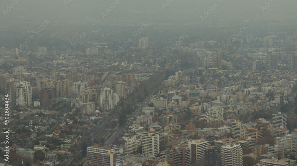 Visão aérea da cidade de Santiago no Chile captada do alto em um dia de poluição de 2022. 