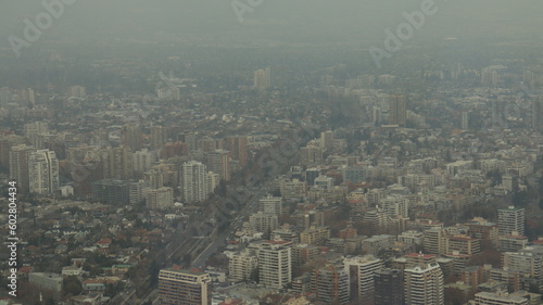 Visão aérea da cidade de Santiago no Chile captada do alto em um dia de poluição de 2022. 