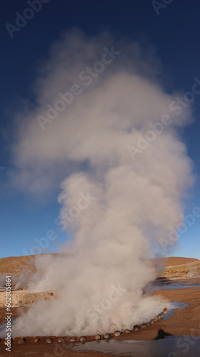 Fumaça dos vapores termais no Geyser del tatio no Chile.