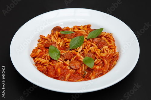 Prato de macarrão fusili típico itlaliano, pasta italiana com molho vermelhor