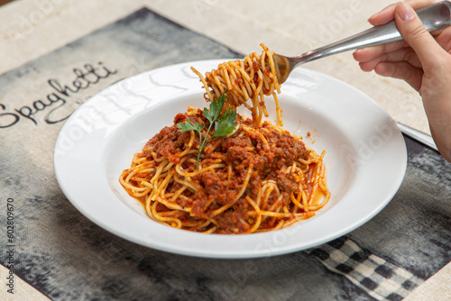 Prato de macarrão espaguete com molho vermelho, molho pesto, e molho de camarão, prato italiano, massa