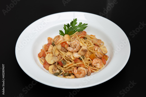 Prato de macarrão espaguete com molho vermelho, molho pesto, e molho de camarão, prato italiano, massa