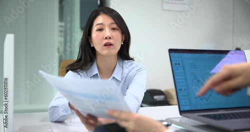 은행 직원에게 금융상품을 문의하는 손님