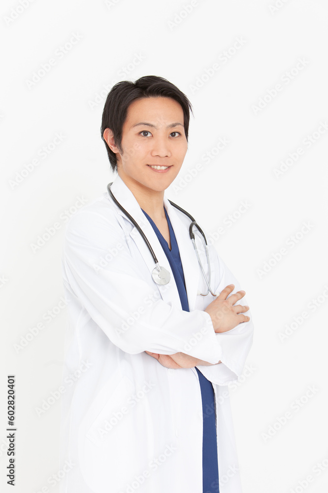 聴診器をつけた男性医師 聴診器をつけた男性医師