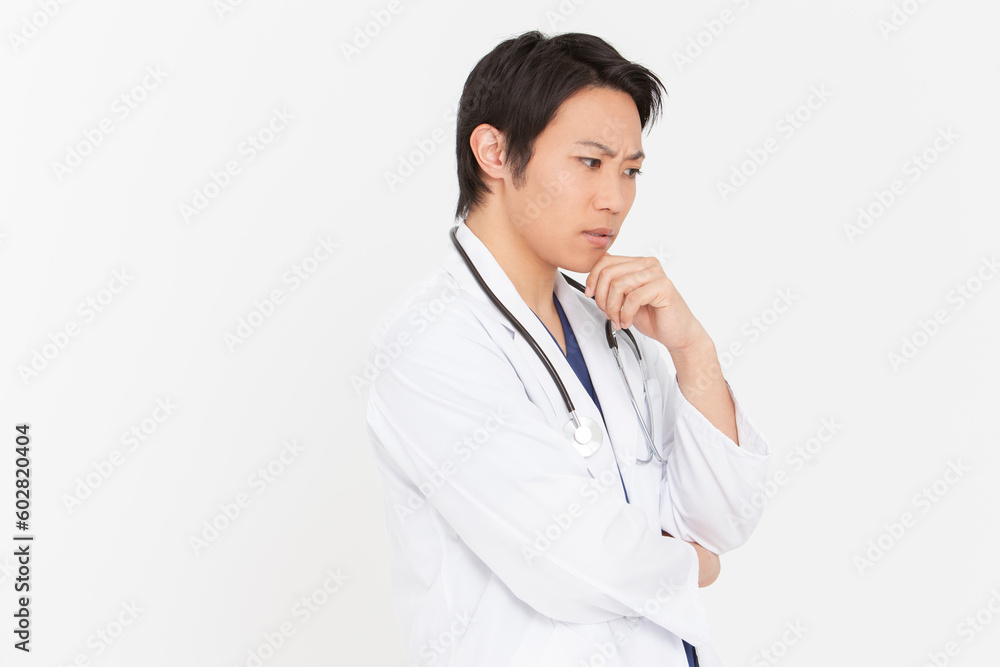 考え事をする男性医師 考え事をする男性医師