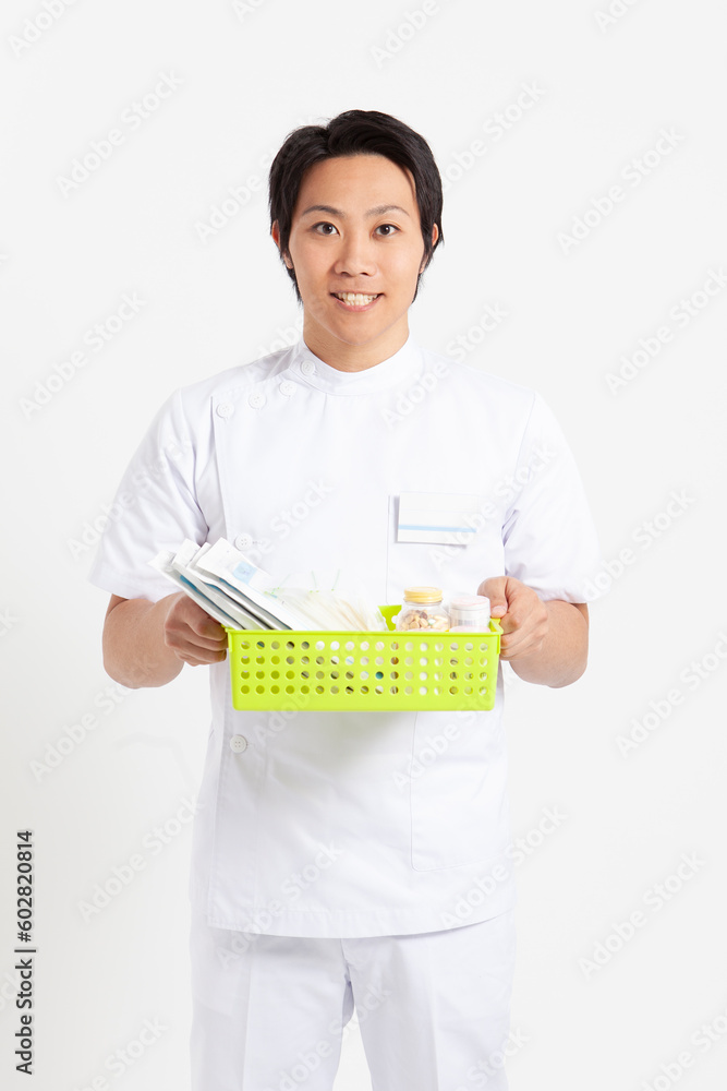 薬を持った男性薬剤師 薬を持った男性薬剤師