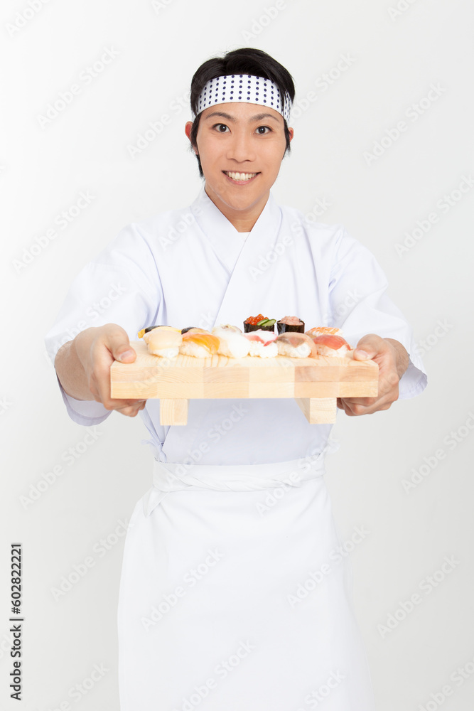 寿司を持つ板前