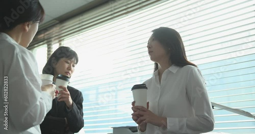 업무중 커피를 마시며 휴식하는 여성 직원들