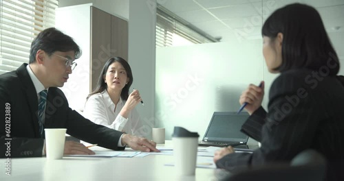 회의실에 모여 회의를 하고있는 직원들 