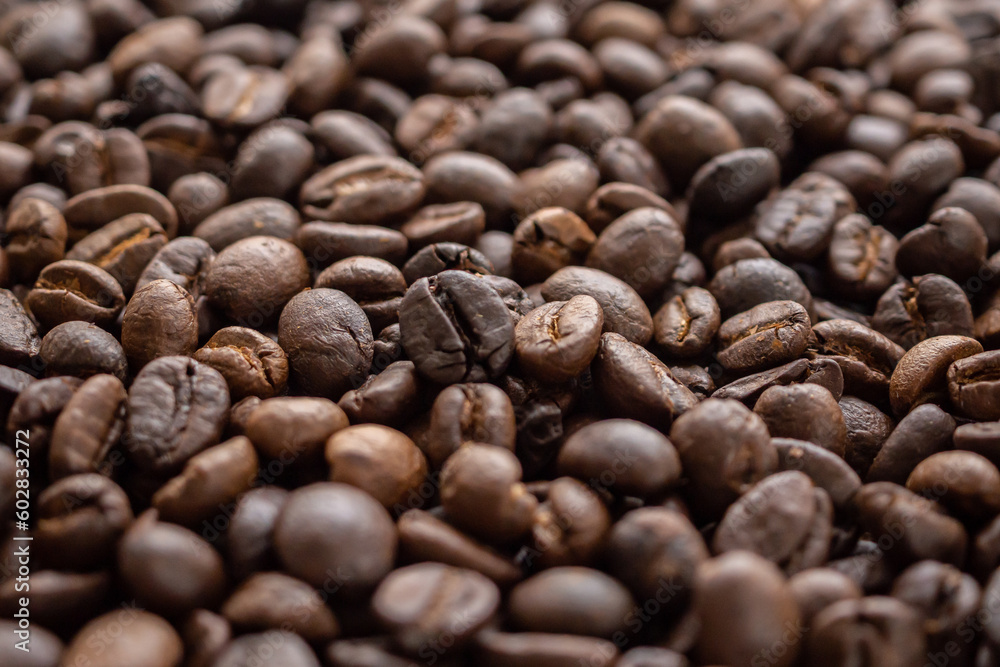 Obraz premium Fresh roasted brown coffee beans background