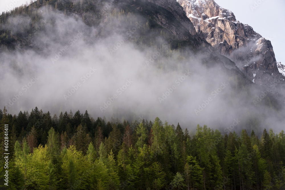 le splendide montagne delle dolomiti immerse in un manto di nuvole, la bellezza delle dolomiti in primavera
